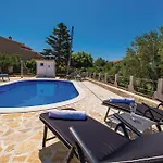 Cozy In Barbat With Swimming Pool Lejlighed