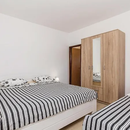 Apartment Stunning Apartment In Barbat With Swimming Pool *